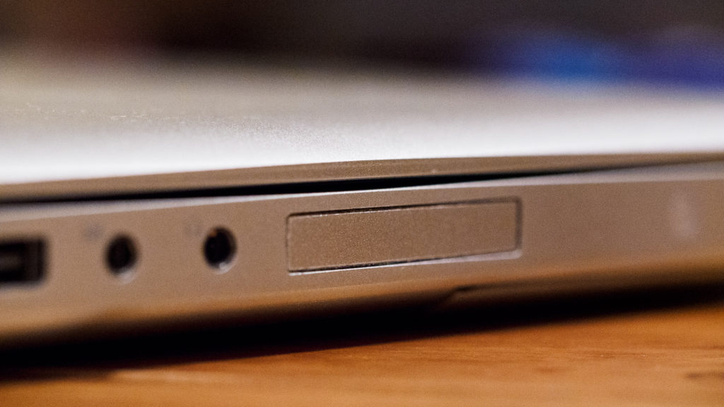 Das 15" MacBook Pro 2009 hat einen ExpressCard/34 Slot. Es gab alle möglichen Erweiterungen, auch für diverse Speicherkarten-Typen.